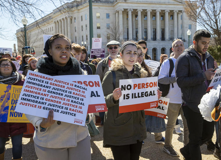 Beneficiarios de la Acción Diferida para los Llegados en la Infancia (DACA, por sus siglas en inglés) y otros jóvenes inmigrantes marchan frente al Capitolio en Washington.