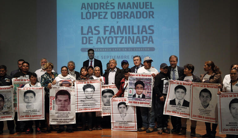 López Obrador se compromete a establecer comisión de verdad sobre Ayotzinapa