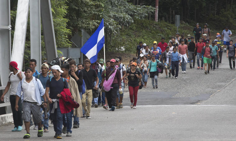 Foto de archivo muestra a migrantes hondureños, en caravana hacia Estados Unidos, mientras avanzan por Guatemala el pasado octubre.