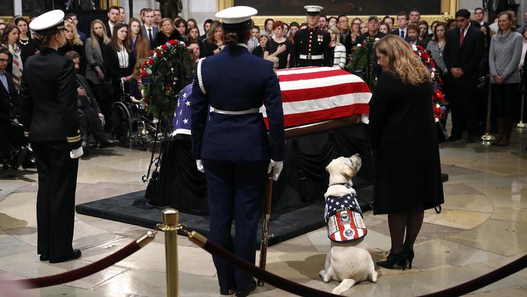 Sully, el perro de servicio del expresidente George H.W. Bush, presenta sus respetos a Bush mientras yace en el Capitolio de Estados Unidos en Washington, el martes 4 de diciembre de 2018