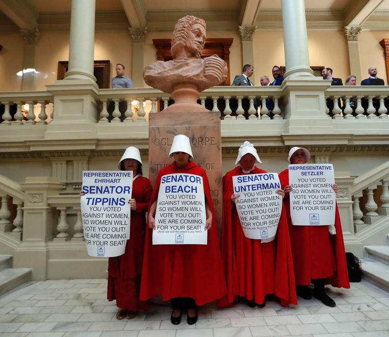 Foto de archivo del 2 de abril de 2019. Mujeres protestan la ley que prohibiría la mayoría de los abortos luego de que se detectara un latido fetal en Atlanta.