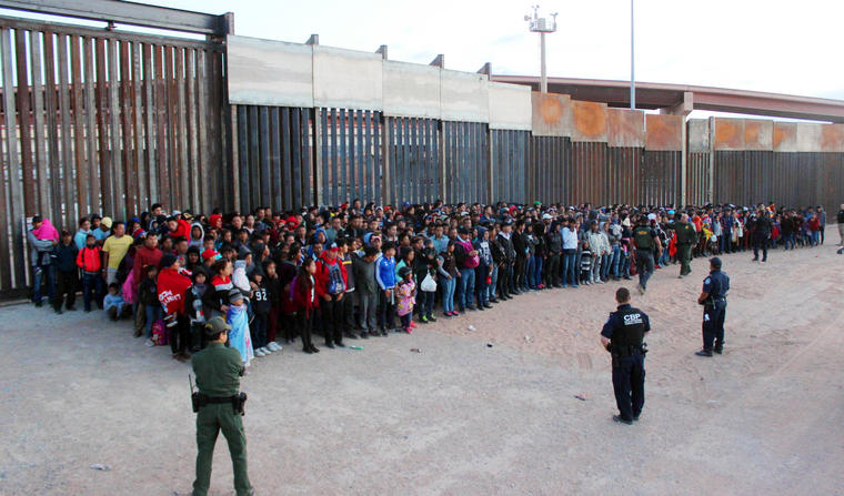 Inmigrantes esperando en la frontera