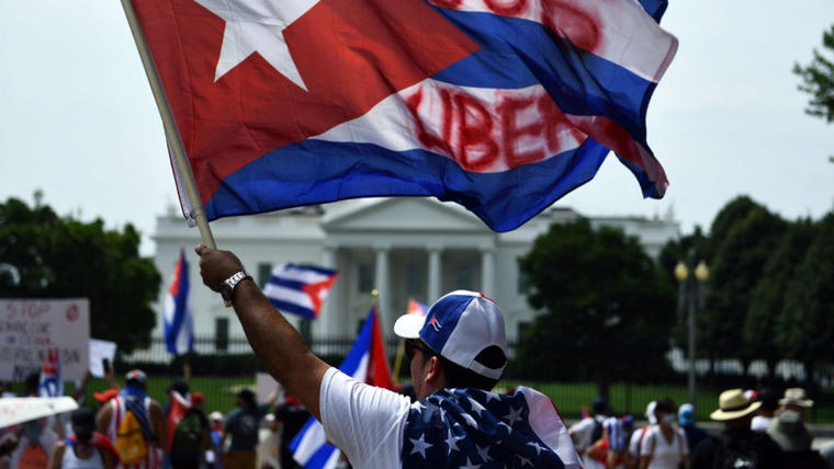 Protestan frente a la casa blanca contra la represión del gobierno cubano