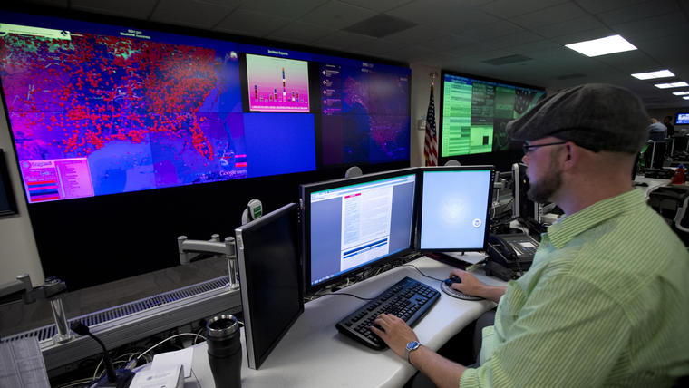 Un especialista trabaaja en el Centro Nacional de Integración de Ciberseguridad y Comunicaciones en Arlington, Virginia, 9 de septiembre de 2014. El centro es el cuartel general de la lucha contra el ciberdelito en Estados Unidos 