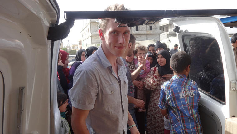En esta foto sin fecha suministrada por su familia, se ve a Peter Kassig distribuyendo suministros a refugiados sirios. El grupo extremista Estado Islámico dijo el 16 de noviembre del 2014 haber decapitado a Kassig