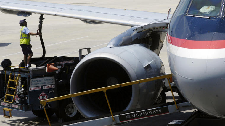 Un avión es cargado de gasolina en el aeropuerto de Tampa, Florida, el 12 de junio del 2008