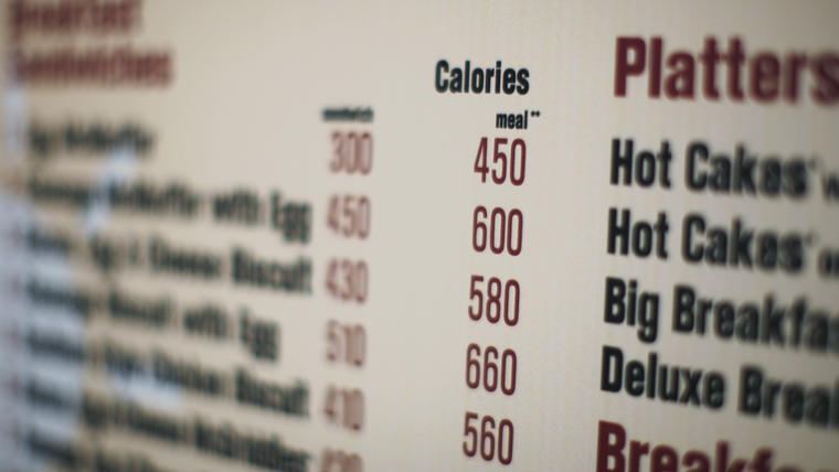 Foto de las calorías de cada alimento en un McDonald's en Nueva York. Foto: Ed Ou/AP
