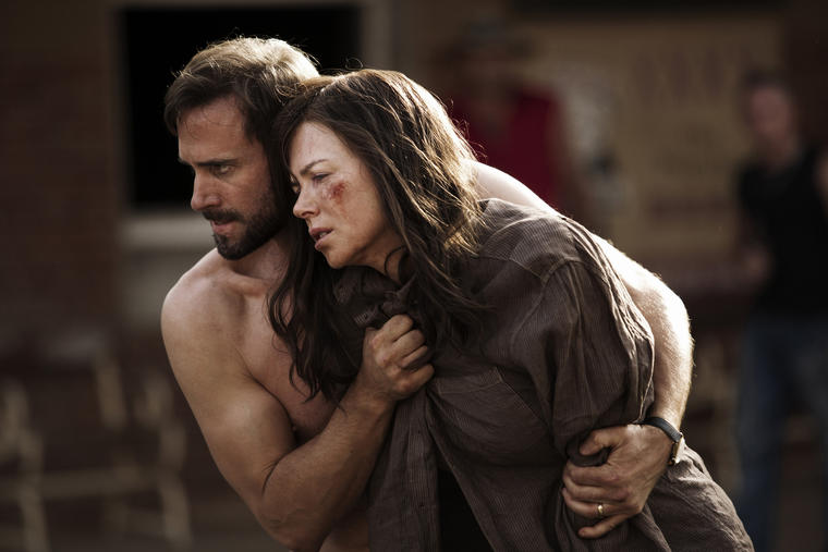 Joseph Fiennes, izquierda, y Nicole Kidman, en una escena de Strangerland" de Kim Farran.