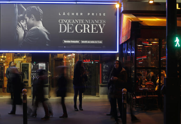 Parisinos frente a un cine donde se exhibe "Cincuenta sombras de Grey" 