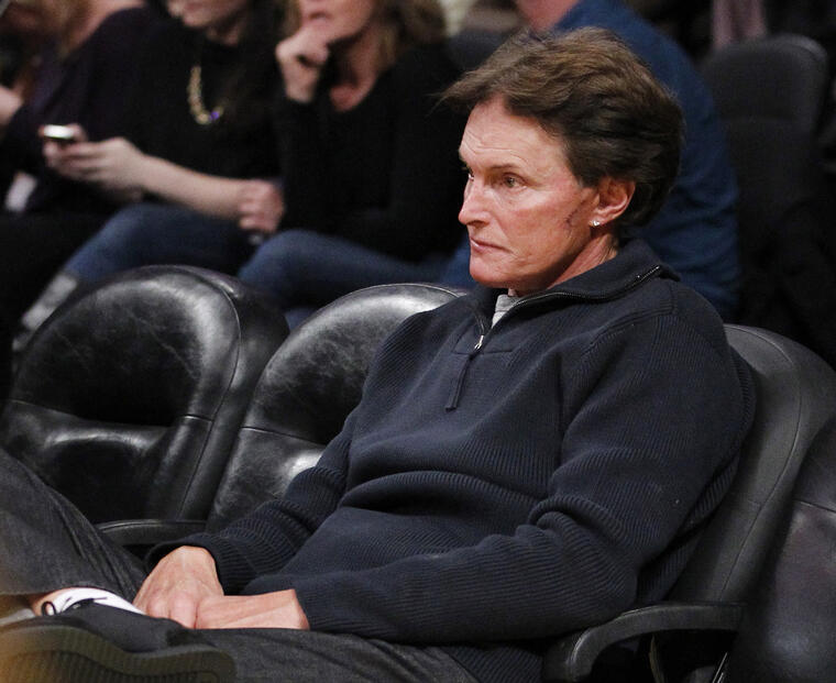 Bruce Jenner sentado en el partido de la NBA entre los Mavericks de Dallas y los Lakers de Los Angeles en Los Ángeles.