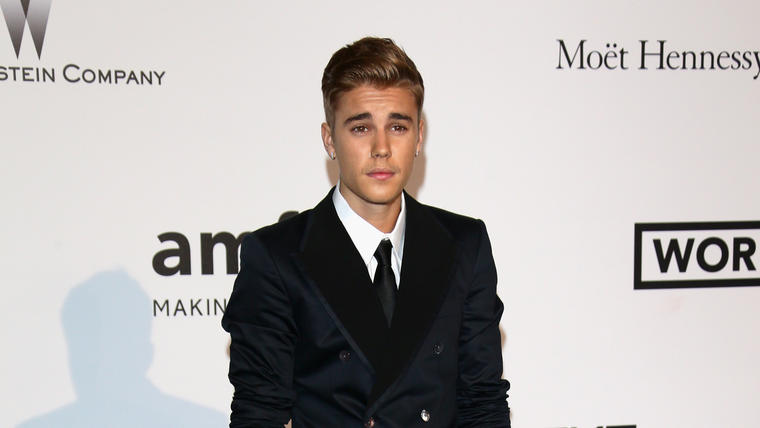 Justin Bieber en la alfombra de AIDS Gala en Francia