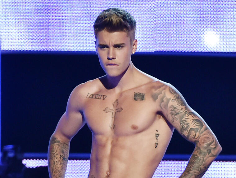 Justin Bieber sin camisa.