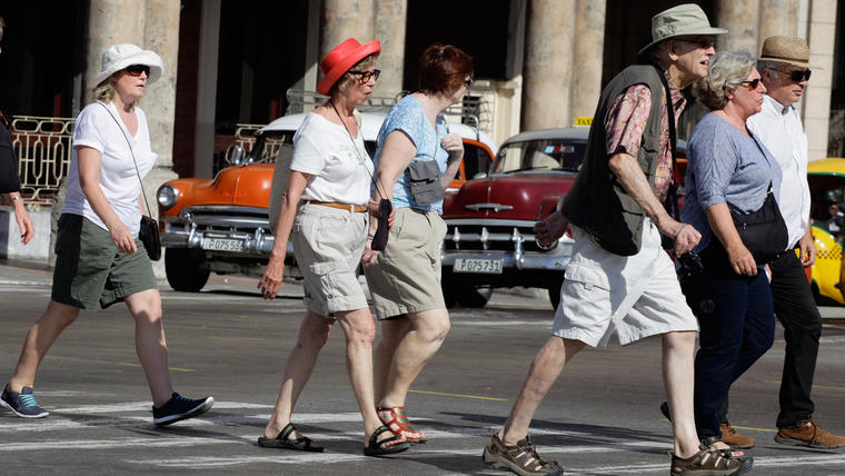 Grupo de turistas cruza la calle en La Habana, Cuba
