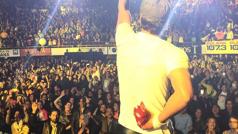 Enrique Iglesias con su mano ensangrentada y vendada durante un concierto en Tijuana, México