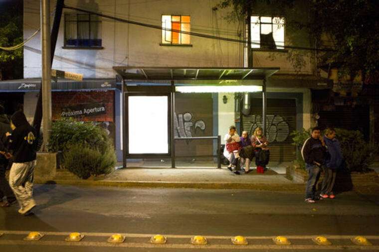 Varias personas permanecen en la calle tras sonar la alarma de sismos en la Colonia Roma, en Ciudad de México. 