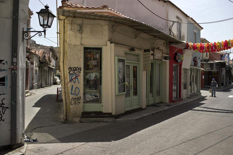 Una calle vacía de Mytilene durante la protesta de este jueves. 