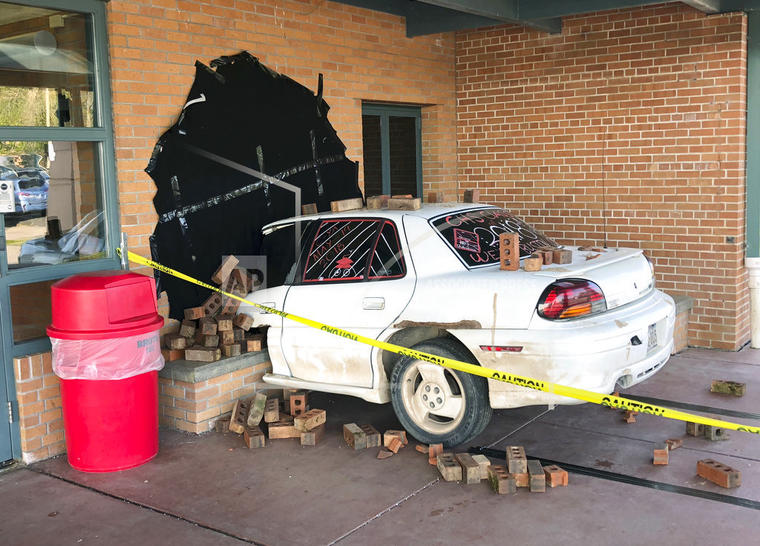 Simulación estudiantil de un accidente de carro en una escuela de Wisconsin. 