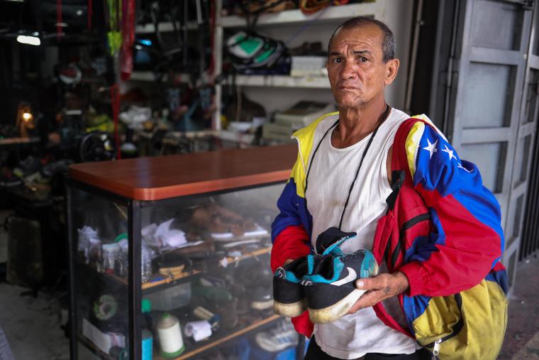 Zapatos rotos y desgastados, una cruda expresión de la crisis en Venezuela