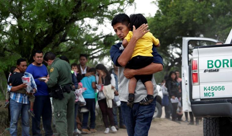 El migrante José Fermín González Cruz y su hijo, William Josué Gonzales García, de 2 años, tras cruzar la frontera entre EE. UU. y México cerca de McAllen, Texas.