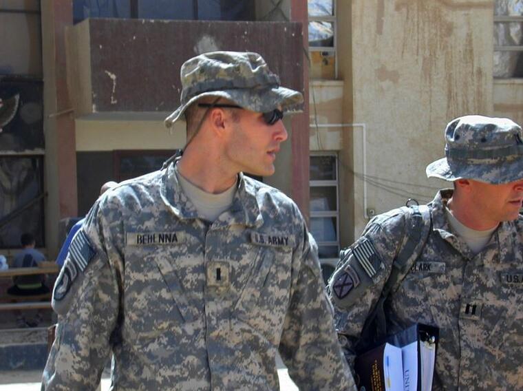 Foto de archivo del teniente primero Michael C. Behenna, a la izquierda, y su abogado defensor, el capitán Tom Clark, a la derecha, en Camp Speicher, una gran base estadounidense cerca de Tikrit, al norte de Bagdad, Irak. 