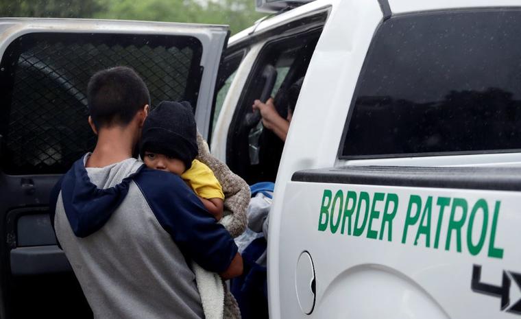 Una foto de archivo del pasado marzo muestra a familias migrantes que cruzaron la frontera de EE. UU. cerca de McAllen, Texas.