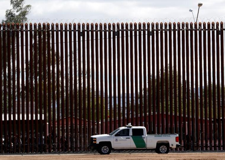 Foto de archivo del 5 de abril de 2019, un vehículo de la Oficina de Aduanas y Protección Fronteriza cerca del muro durante una visita de Trump a una nueva sección del muro fronterizo con México en El Centro, California.