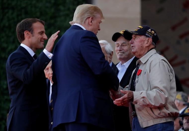 El presidente francés, Emmanuel Macron, y el presidente de Estados Unidos, Donald Trump, saludan a los veteranos de la Segunda Guerra Mundial en la ceremonia de conmemoración del 75 aniversario del Día D.