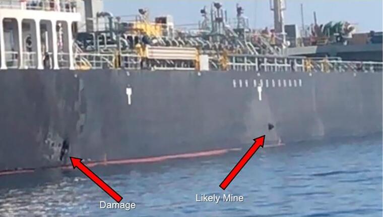 Imagen difundida por el Comando Central de EE.UU muestra los daños y una presunta mina en uno de los barcos atacados ayer en el Golfo de Omán, cerca de la costa de Irán.