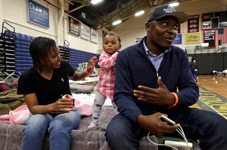 En esta foto del 13 de junio de 2019, una familia migrante africana en un refugio temporal en el Centro de Exposiciones de Portland, Maine.