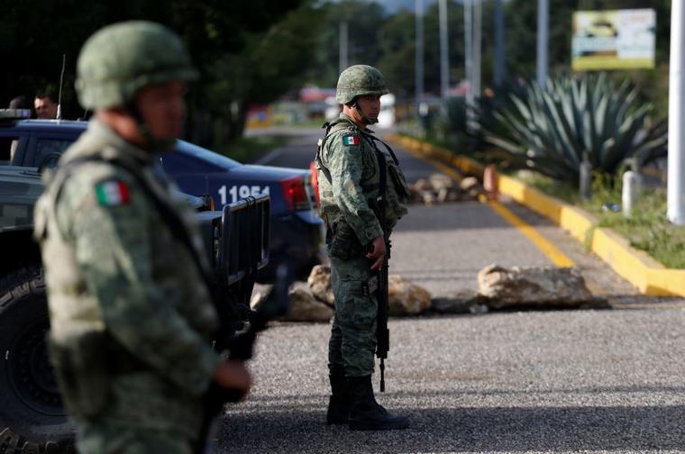 Soldados de la Guardia Nacional dirigen este domingo un puesto de control de inmigración al norte de Comitán, estado de Chiapas.