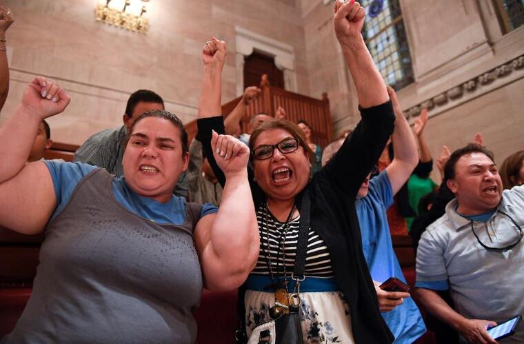 Espectadores celebran la aprobación de la ley Luz Verde que otorga licencias de conducir de inmigrantes indocumentados este lunes en Albany, N.Y. 