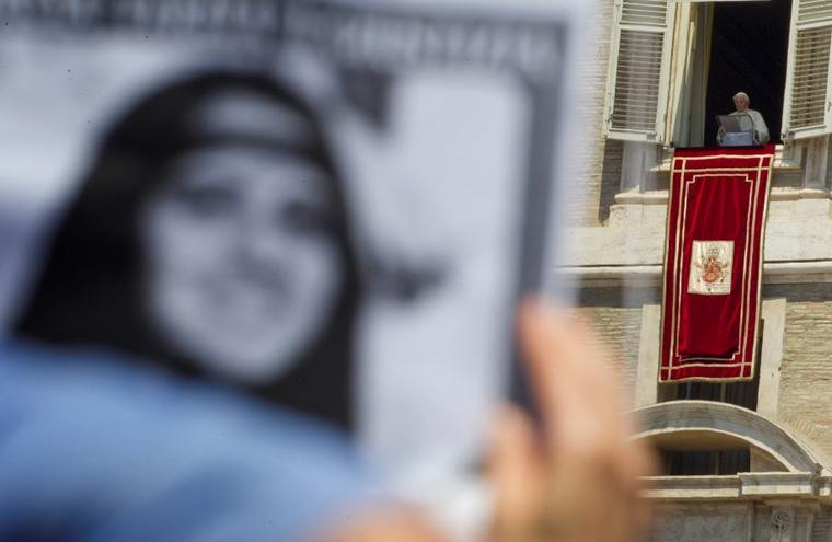 Un manifestante sostiene la imagen de Emanuela Orlandi ante el Papa Benedicto XVI en mayo de 2012. 