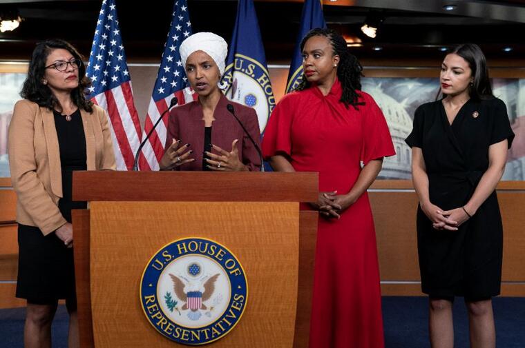 Desde la izquierda, las congresistas: Rashida Tlaib, Ilhan Omar, Ayanna Pressley y Alexandria Ocasio-Cortez en una conferencia de prensa el lunes en el Capitolio en Washington.