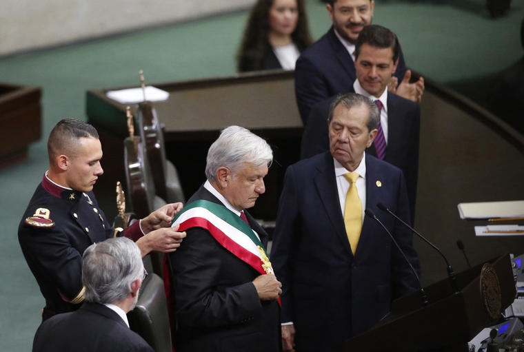 Fotografía de la ceremonia de investidura del presidente Andrés Manuel López Obrador (izq.), a la derecha Porfirio Muñoz Ledo