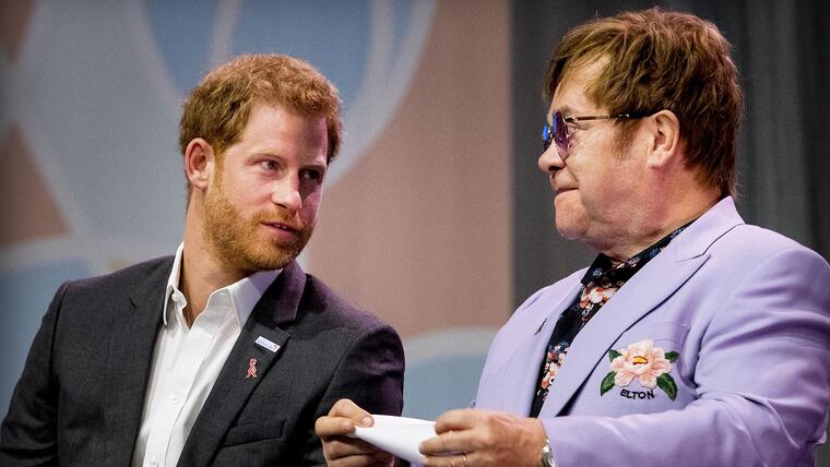 Sir Elton John y el  Prince Harry, Duque of Sussex en la conferencia internacional sobre el SIDA