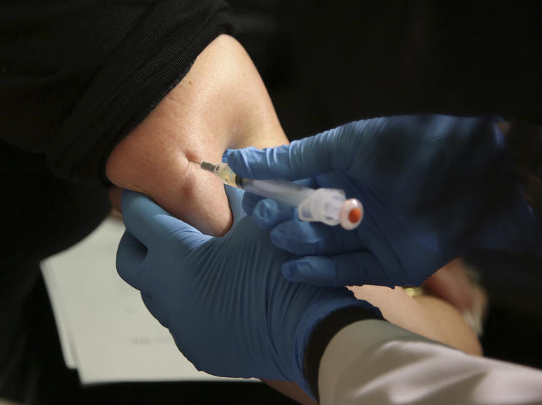 Imagen de archivo de una persona siendo vacunada. 