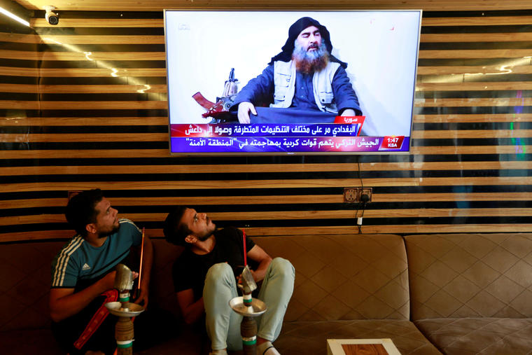 Iraquíes escuchan la noticia de la muerte de Abu Bakr al-Baghdadi en Najaf