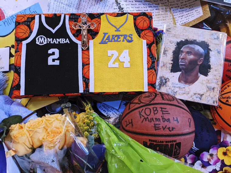 Recuerdos de los fans de Kobe Bryant y su hija Gianna.