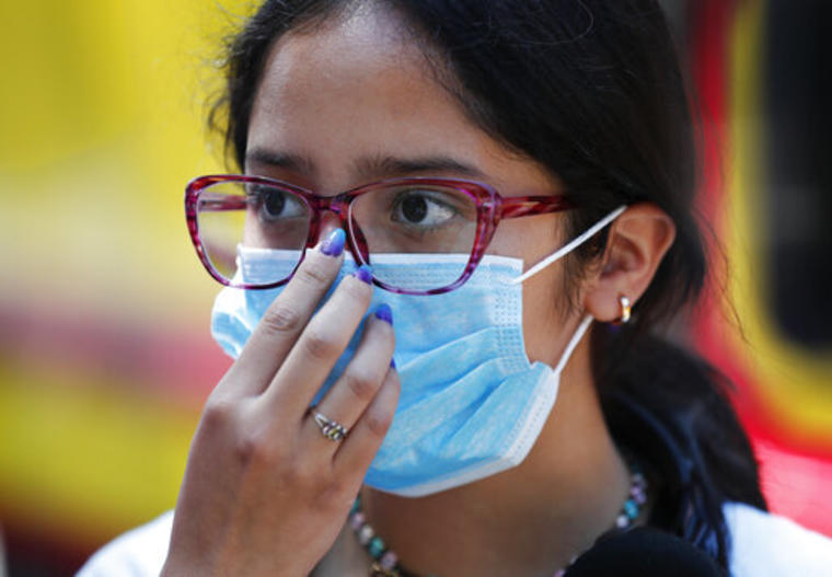Una joven con tapaboca en Ciudad de México, que registra varias infecciones de Covid-19.