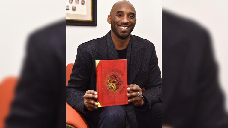 Kobe Bryant posando con su libro 