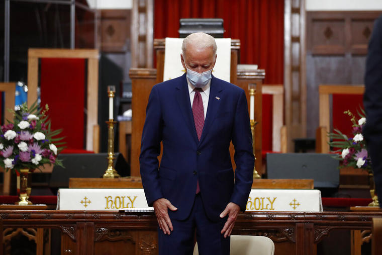 El precandidato demócrata a la presidencia Joe Biden baja la cabeza durante una oración en una visita a una iglesia de Wilmington, Delaware, este lunes 1 de junio. 