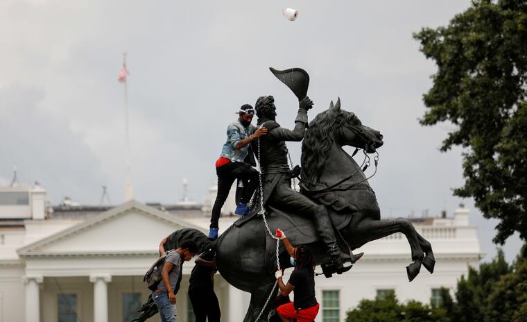 Manifestantes amarran con una cuerda la estatua del presidente Andrew Jackson en medio del Lafayette Park, frente a la Casa Blanca, el lunes.