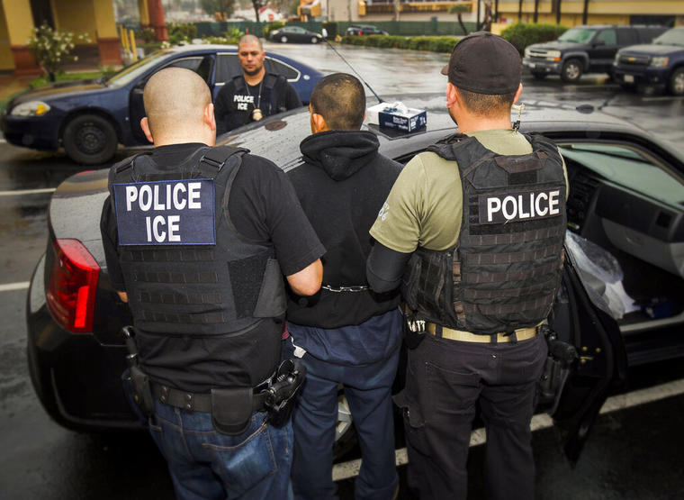 Agentes de ICE arrestan a un inmigrante en Los Ángeles