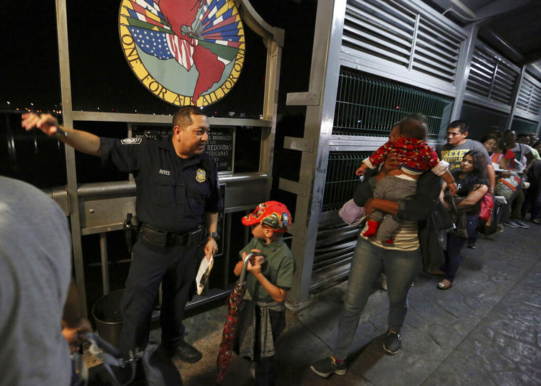 Oficiales de CBP dan instrucciones a los migrantes que buscan asilo en Nuevo Laredo