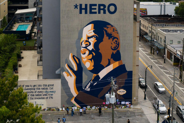Personas visitaron este mural de John Lewis en Atlanta este sábado, y llevaron flores y otros objetos para rendirle homenaje.