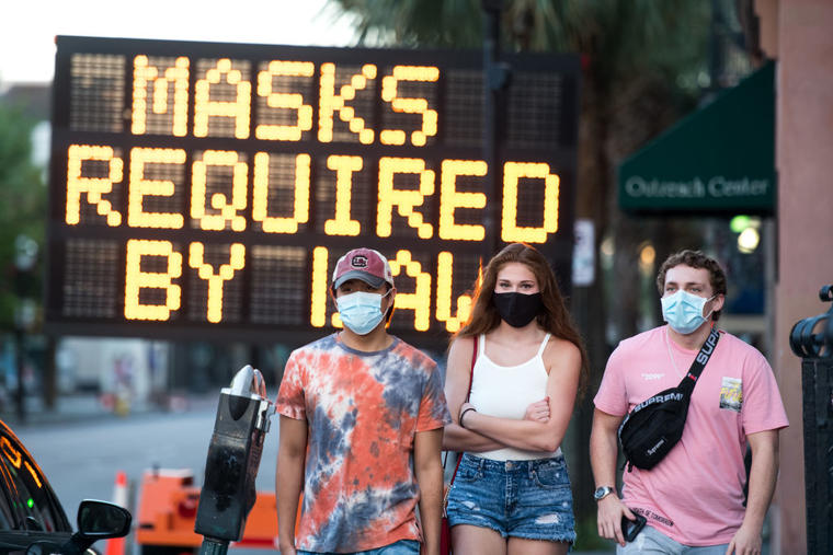 Personas con mascarillas en Charleston, Carolina del Sur, este sábado. El estado está lideando con un alto porcentaje de casos de coronavirus.