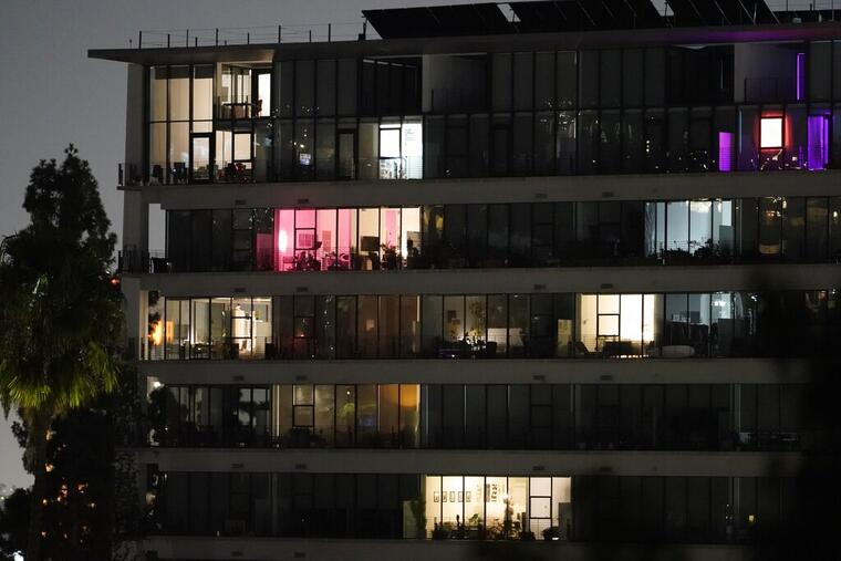 Algunas luces prendidas en un edificio de Los Ángeles el viernes por la noche, tras el temblor de magnitud 4.5.