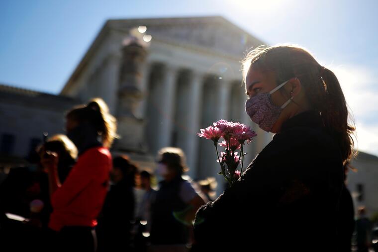Los homenajes a la jueza Ginsburg tras la noticia de su muerte continuaron este sábado, en las afueras de la Corte Suprema. 