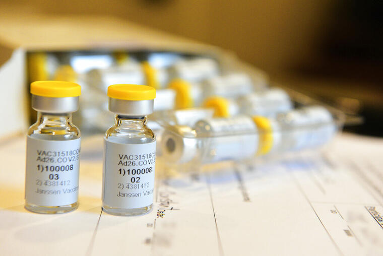 Imagen de archivo de la vacuna experimental contra el COVID-19 de la empresa Johnson & Johnson