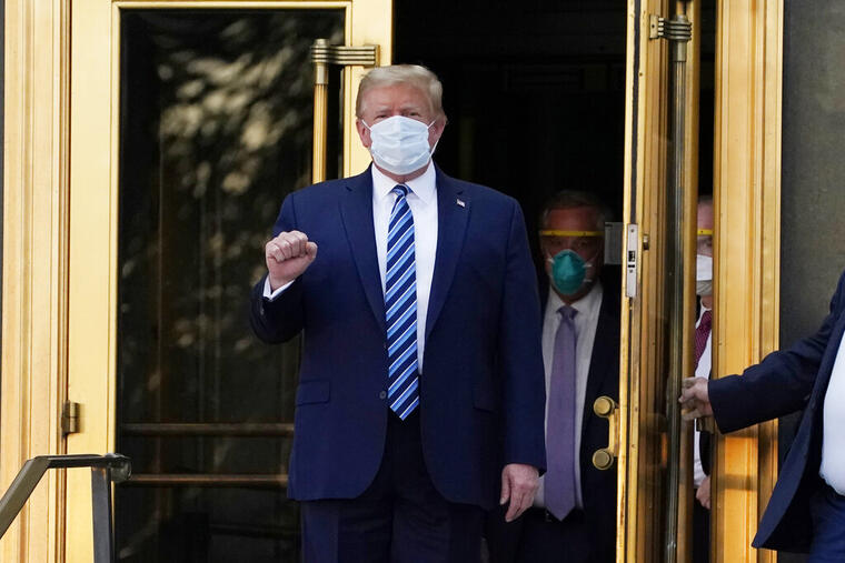 El presidente Donald Trump al finalizar su hospitalización en el hospital militar Walter Reed, el 5 de octubre de 2020.